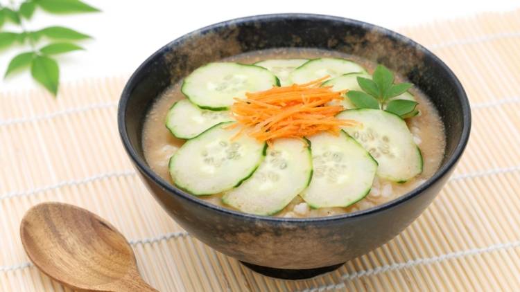 熱に弱い乳酸菌を生きたまま腸に届ける。夏の味噌汁は「冷まして食べる」と栄養効率が上がる
