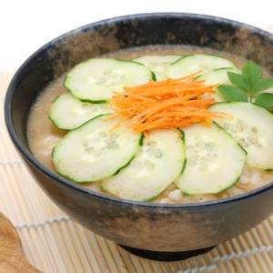 熱に弱い乳酸菌を生きたまま腸に届ける。夏の味噌汁は「冷まして食べる」と栄養効率が上がる