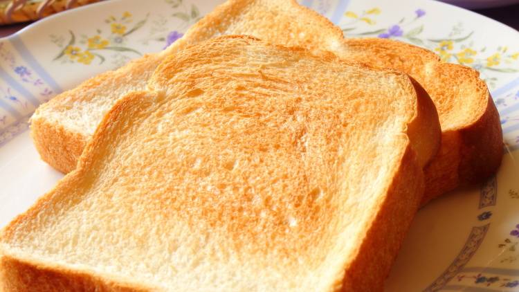 朝のトーストにのせるだけ!「幸せホルモン」を増やす食べ物3選|管理栄養士が解説