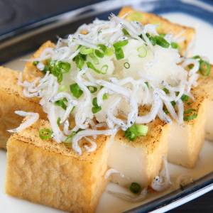 翌朝の疲れをリセット。厚揚げにのせるだけ1分で完成！夜の追いタンパク質レシピ
