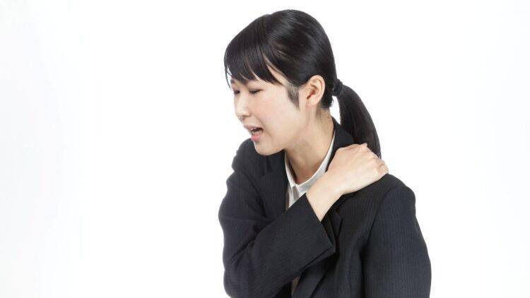 「たった10秒!」午後の疲れで崩れる姿勢をリセット!肩こり&背中の疲れに効く10秒壁ストレッチ