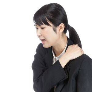 「たった10秒!」午後の疲れで崩れる姿勢をリセット!肩こり&背中の疲れに効く10秒壁ストレッチ