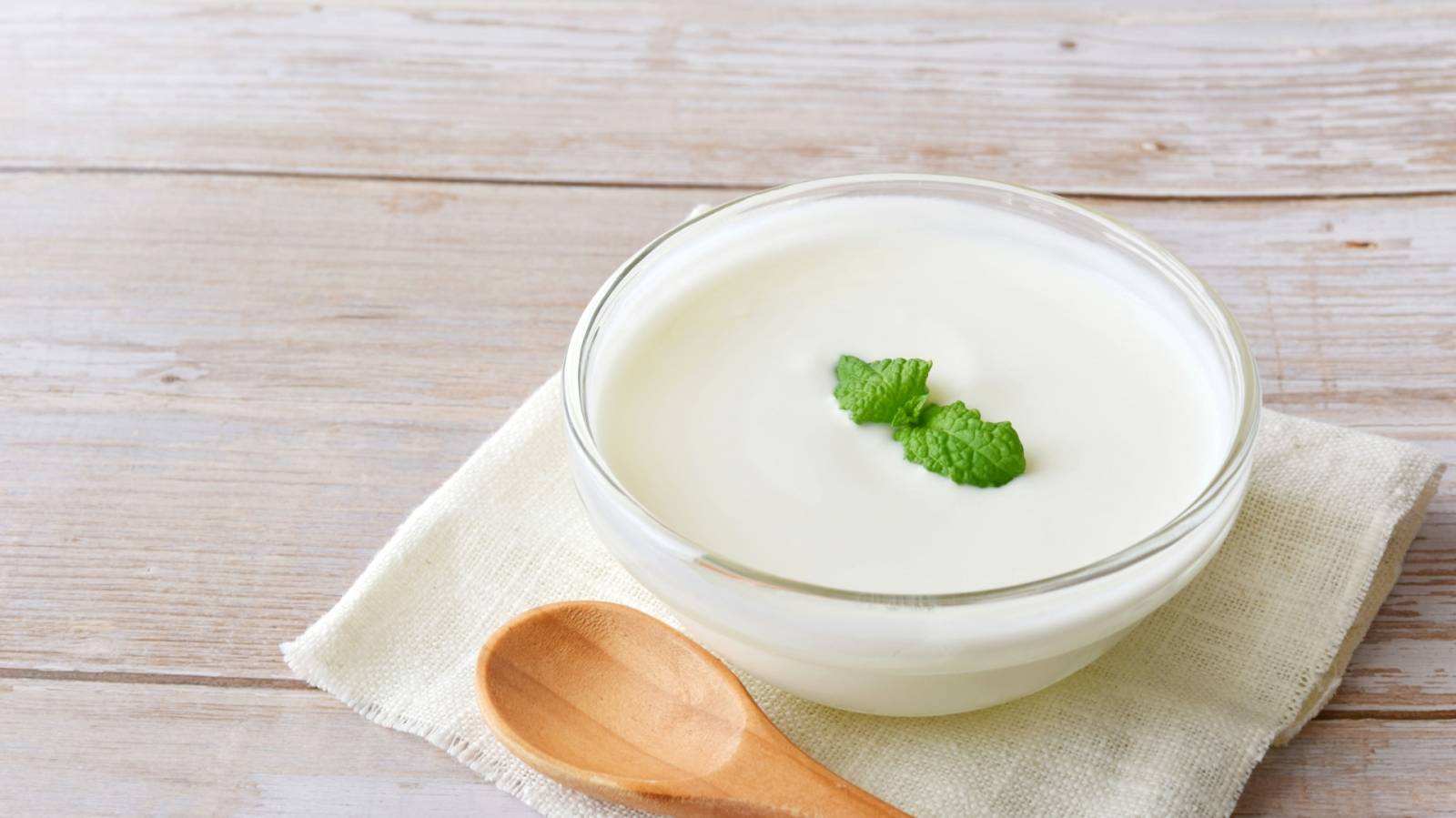  朝の「ヨーグルト」に混ぜるだけ。40代から不足しがちなたんぱく質を補える食材｜管理栄養士が解説 