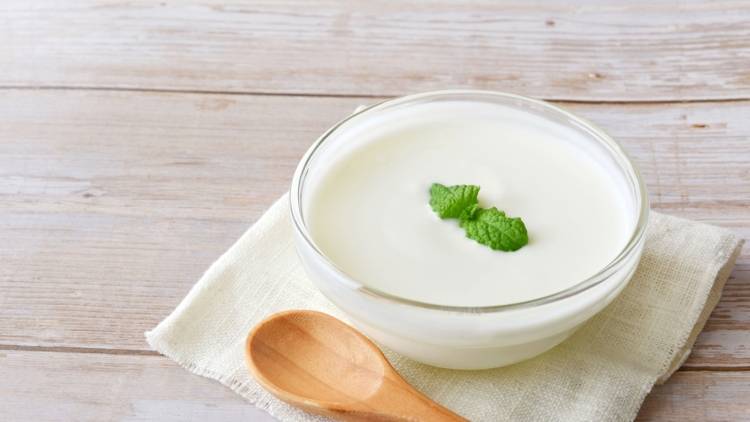 朝の「ヨーグルト」に混ぜるだけ。40代から不足しがちなたんぱく質を補える食材｜管理栄養士が解説