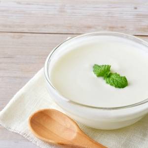 朝の「ヨーグルト」に混ぜるだけ。40代から不足しがちなたんぱく質を補える食材｜管理栄養士が解説