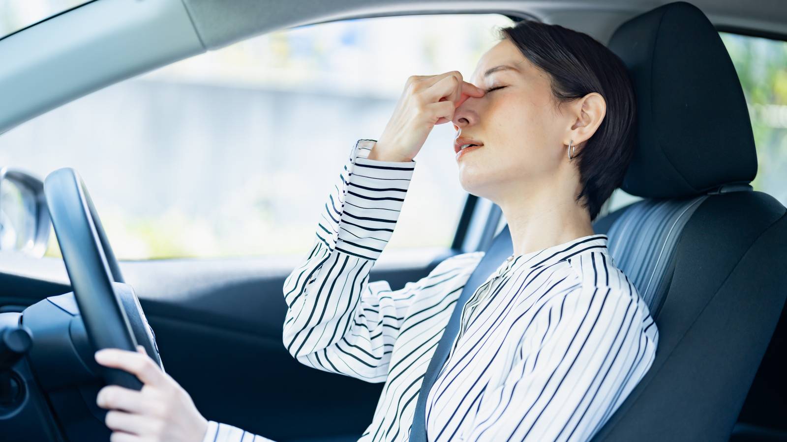 運転由来のストレス・首こり・眼精疲労に【頭の下を刺激してみて】運転疲れを解消する「１分間頭ほぐし」