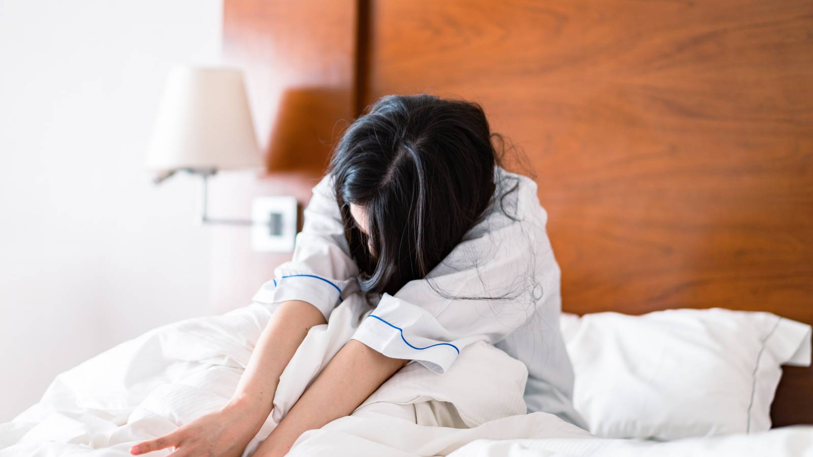 【いくら寝ても疲れが取れない人に】原因は「胸の硬さ」！寝る前の１分で眠りの質を高める「ヨガムドラ」