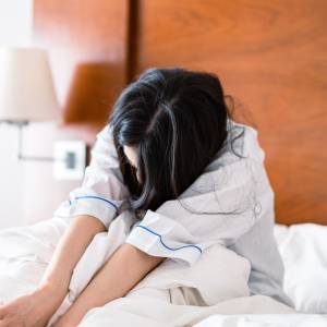 【いくら寝ても疲れが取れない人に】原因は「胸の硬さ」!寝る前の1分で眠りの質を高める「ヨガムドラ」