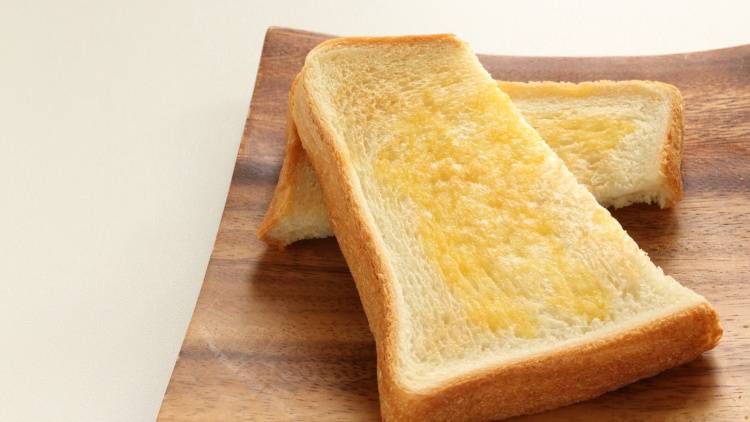 朝のトーストに“ひとふり”するだけ。不足しがちな鉄分を補える緑の食材|管理栄養士が解説