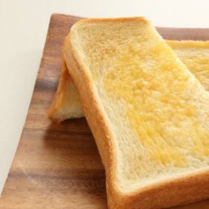 朝のトーストに“ひとふり”するだけ。不足しがちな鉄分を補える緑の食材|管理栄養士が解説