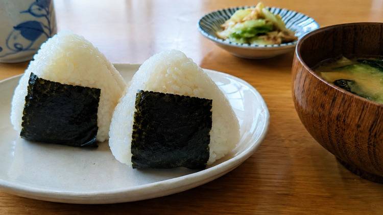朝の「おにぎり」に混ぜるだけ。血糖値スパイクを防ぐ具材5選|管理栄養士が解説