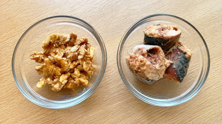 サバ缶とくるみを混ぜるだけ。頭がぼんやりする日の「ブレインフードサラダ」|管理栄養士のレシピ