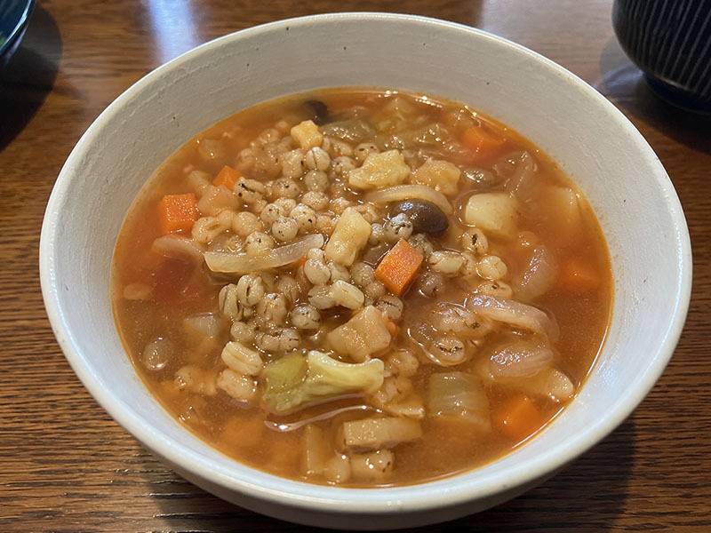 夜中に目が覚めてしまう人に。夕食に【大麦（もち麦）のスープ】を取り入れるべき理由