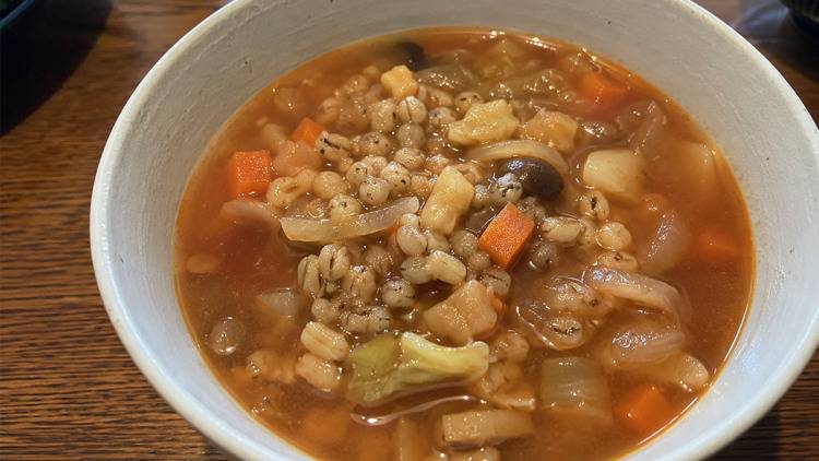 夜中に目が覚めてしまう人に。夕食に「もち麦スープ」を飲むと血糖値が安定する理由|管理栄養士が解説