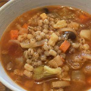 夜中に目が覚めてしまう人に。夕食に「もち麦スープ」を飲むと血糖値が安定する理由｜管理栄養士が解説