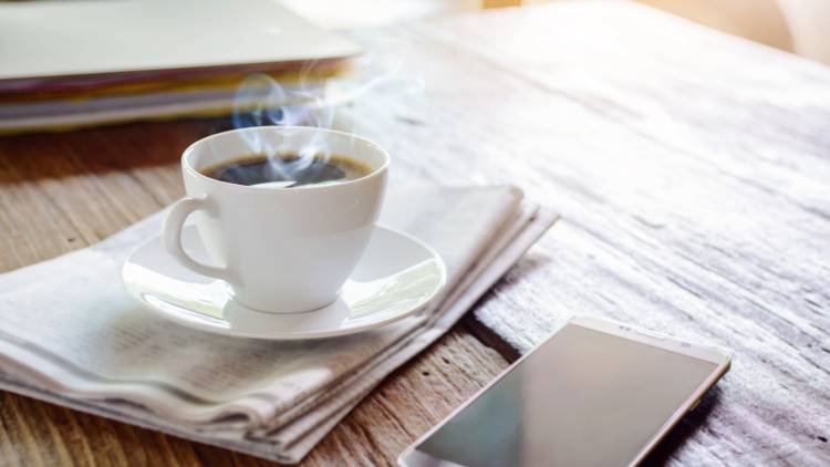 朝にコーヒーが欲しくなるのは「エネルギー・タンパク質不足」が原因!?その理由と対策は?【漫画解説付き】