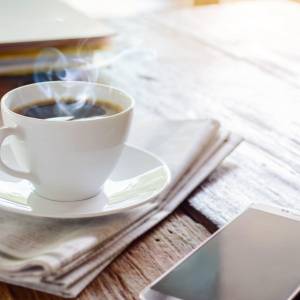 朝にコーヒーが欲しくなるのは「エネルギー・タンパク質不足」が原因！？その理由と対策は？【漫画解説付き】
