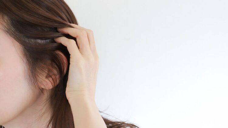 【大人世代のほぐし術】目を使いすぎたときに感じる「側頭部」のこわばりに。髪をかきあげるしぐさでゆったりリフレッシュ!