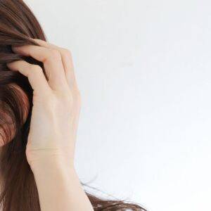 【大人世代のほぐし術】目を使いすぎたときに感じる「側頭部」のこわばりに。髪をかきあげるしぐさでゆったりリフレッシュ！