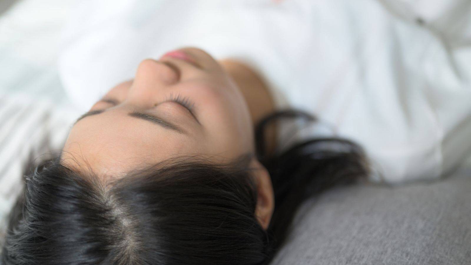  「寝る前5分」疲れた日でも続けられる、現役ヨガインストラクターが辿り着いた睡眠法｜寝る前ヨガポーズ 