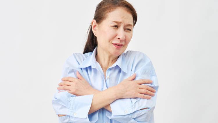 夏の冷え対策に【寝る前1分のゴロゴロ下半身体操】股関節ほぐしが全身温めにつながる理由