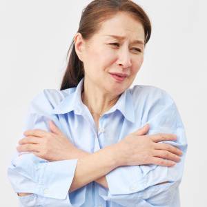 夏の冷え対策に【寝る前1分のゴロゴロ下半身体操】股関節ほぐしが全身温めにつながる理由