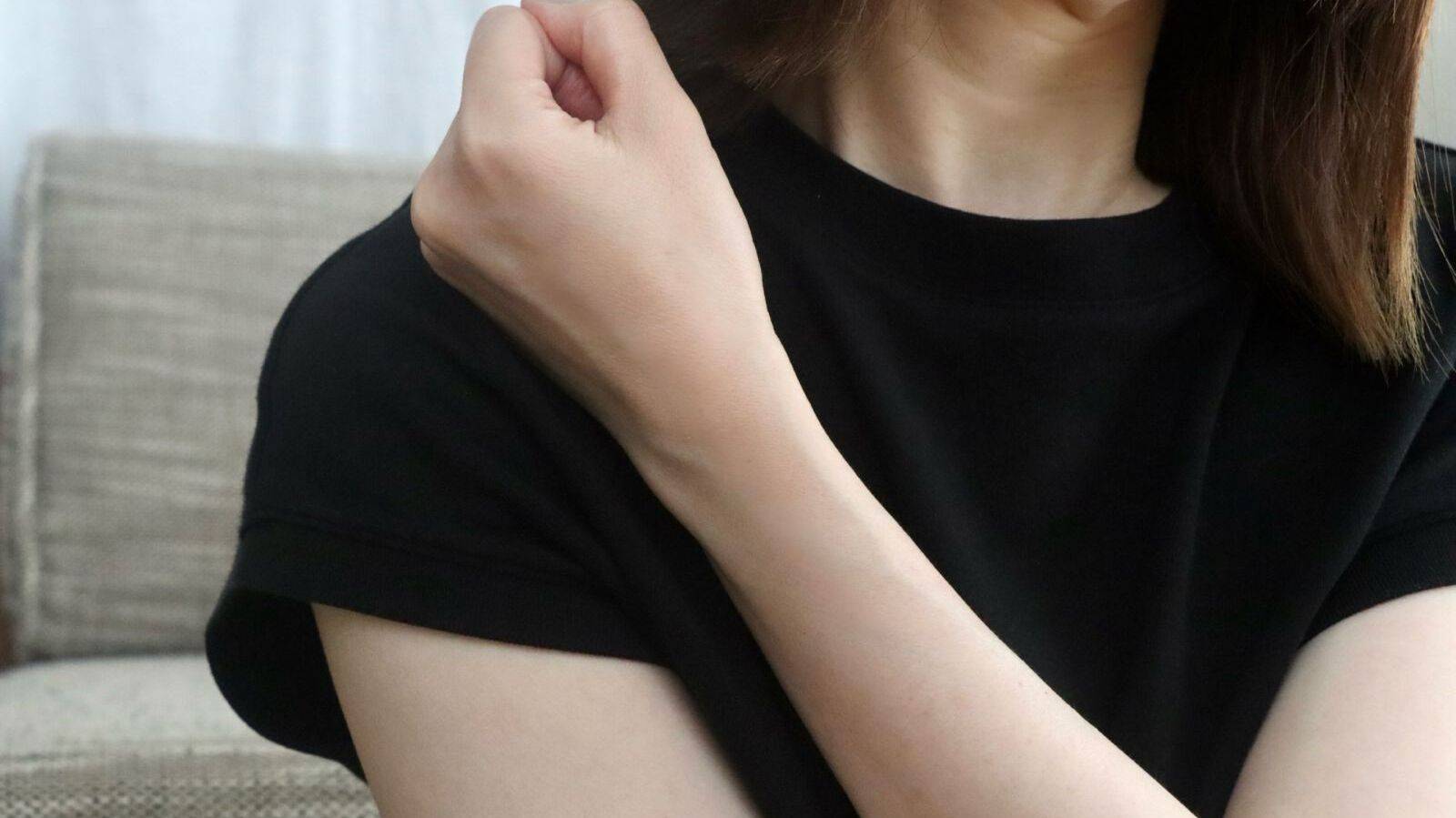 【即効リセット×長期的な姿勢改善】寝たまま『バンザイ』で肩こりをほどく簡単エクサ
