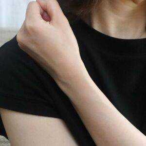 【即効リセット×長期的な姿勢改善】寝たまま『バンザイ』で肩こりをほどく簡単エクサ
