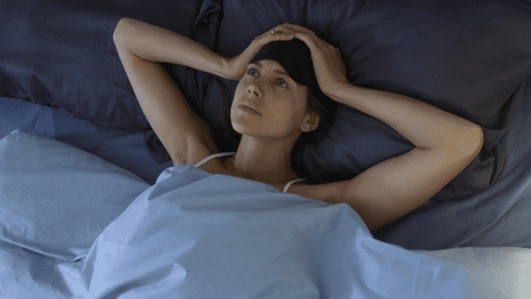 布団に入っても「眠れない」「疲れが取れない」をリセットする背中呼吸エクサ【理学療法士が教える】