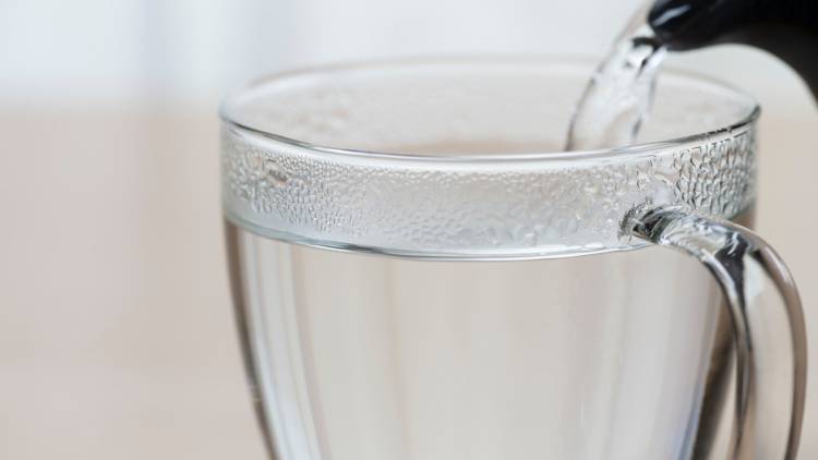 朝、白湯に「梅干し」と「しょうが・シナモン」を足して飲む温活習慣が胃腸を内側から温める理由