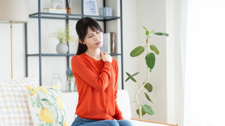 運動ゼロで驚くほど変わる!【肩こり・重だるさがみるみる軽くなる】座ったまま肩甲骨ストレッチ