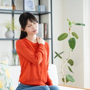 運動ゼロで驚くほど変わる！【肩こり・重だるさがみるみる軽くなる】座ったまま肩甲骨ストレッチ