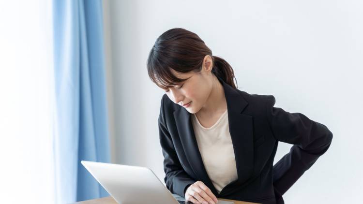 座りっぱなしで硬くなった脚の付け根を気持ちよく広げる!股関節前側を伸ばすストレッチ