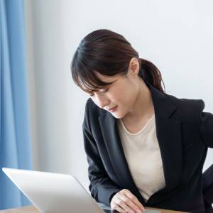 座りっぱなしで硬くなった脚の付け根を気持ちよく広げる！股関節前側を伸ばすストレッチ