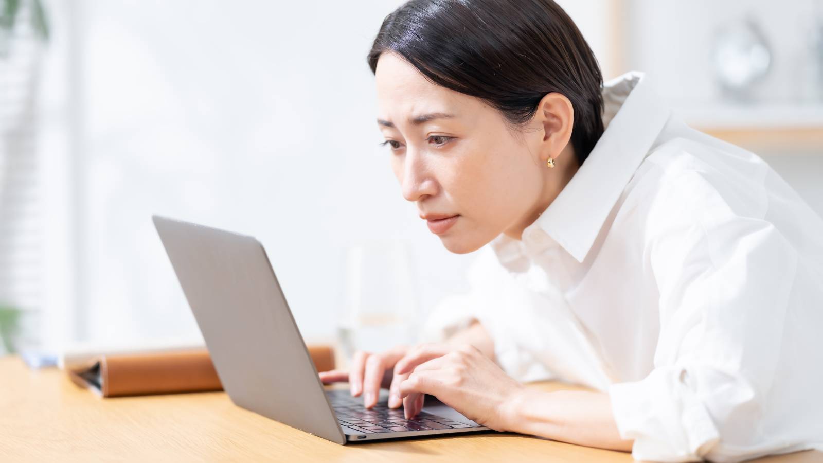 巻き肩リセットにおすすめ！肩甲骨を寄せて姿勢を整える簡単エクササイズ