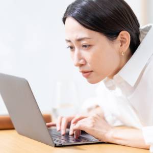 巻き肩リセットにおすすめ！肩甲骨を寄せて姿勢を整える簡単エクササイズ