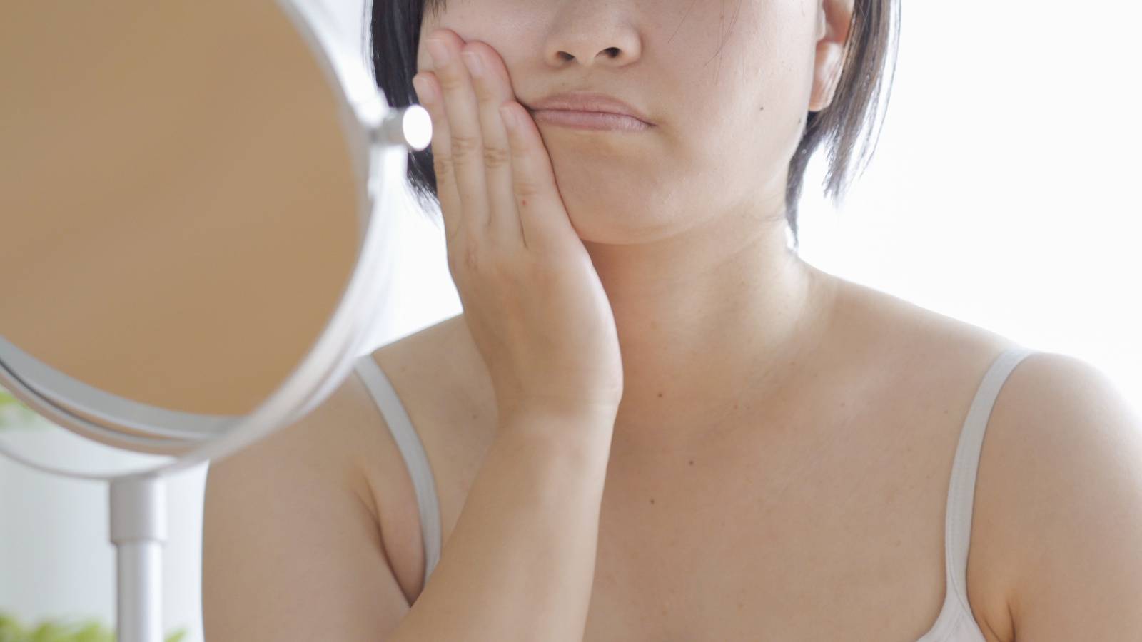 顔だけほぐしてもむくみは取れない？まずは背中をほぐそう！→フェイスラインがすっきり整うストレッチ