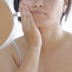 顔だけほぐしてもむくみは取れない？まずは背中をほぐそう！→フェイスラインがすっきり整うストレッチ