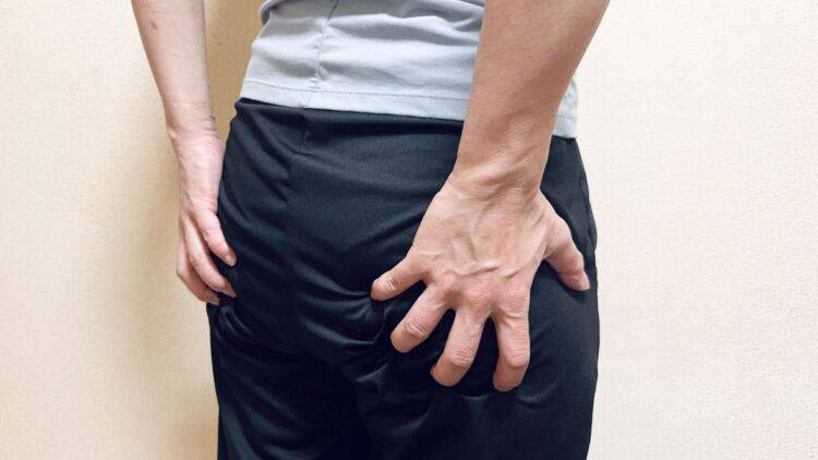 片側だけ腰が張ってしまうのは、骨盤の左右の高さが違うから。左右のバランスを整えるストレッチ
