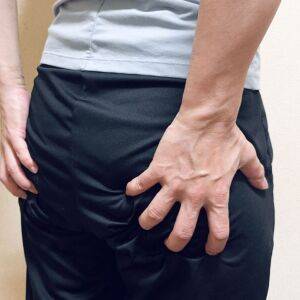 片側だけ腰が張ってしまうのは、骨盤の左右の高さが違うから。左右のバランスを整えるストレッチ