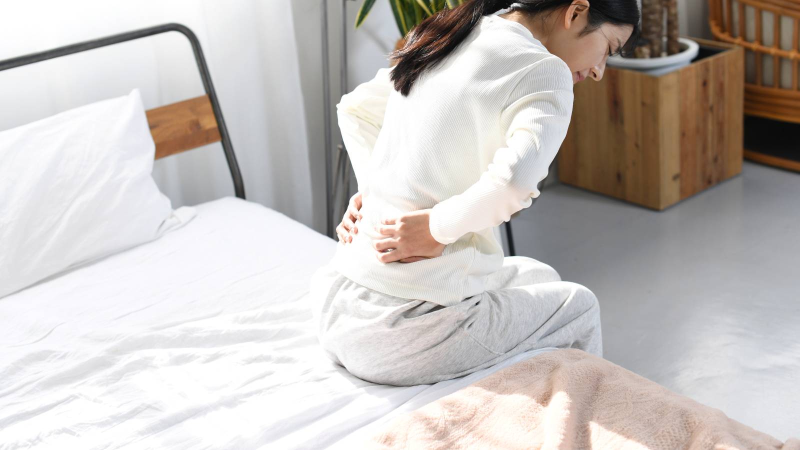  使いすぎた腰は伸ばすより休ませる！【寝たままできる】椅子を使った腰休めリセットエクササイズ 