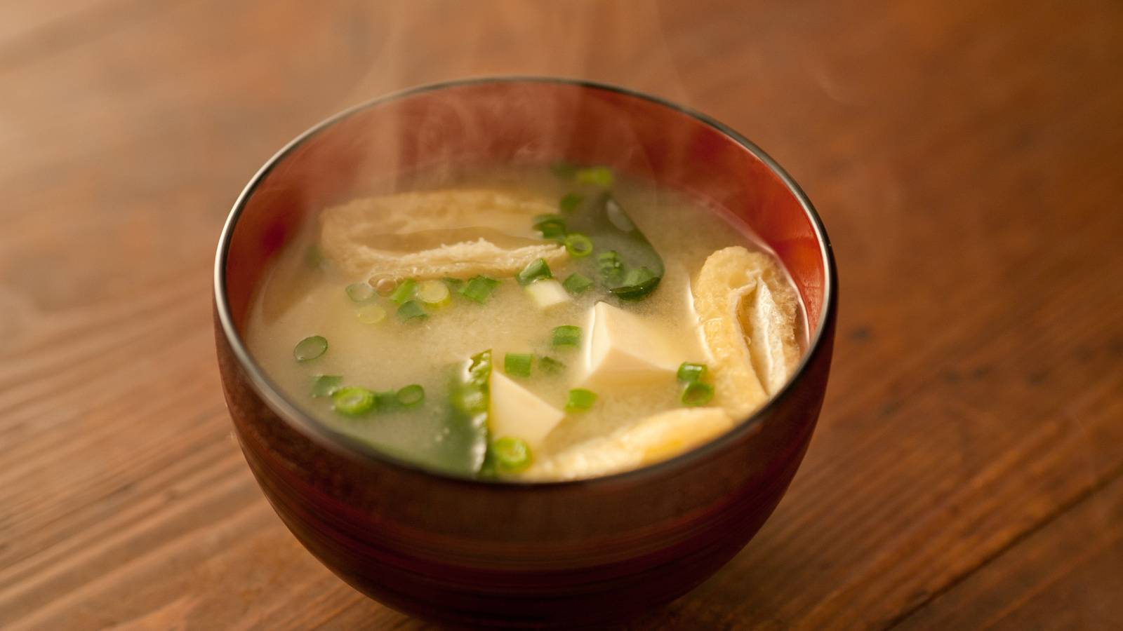 朝の「味噌汁」に入れるだけ。更年期に不足しがちなカルシウムを補える食材5選｜管理栄養士が解説