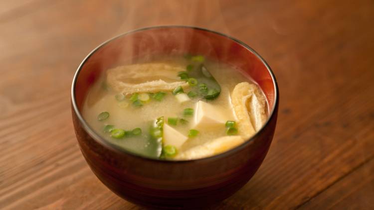 朝の「味噌汁」に入れるだけ。更年期に不足しがちなカルシウムを補える食材5選｜管理栄養士が解説