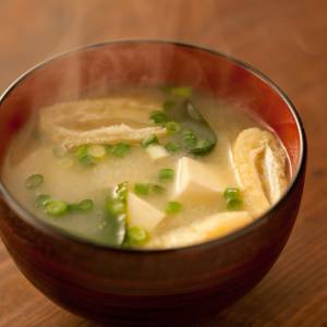朝の「味噌汁」に入れるだけ。更年期に不足しがちなカルシウムを補える食材5選｜管理栄養士が解説