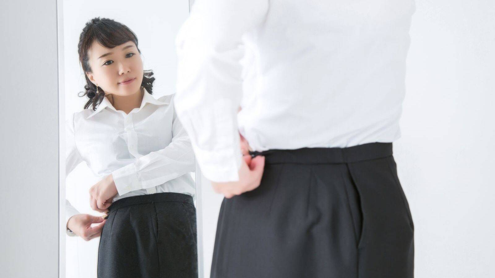  【内緒の悩み】歩くとスカートのチャックが前にまわってくる人へ…「ひざつきねじりランジ」で脇腹集中トレーニングのすすめ 