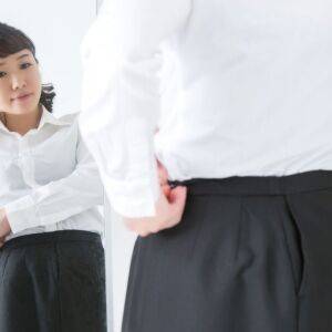 【内緒の悩み】歩くとスカートのチャックが前にまわってくる人へ…「ひざつきねじりランジ」で脇腹集中トレーニングのすすめ