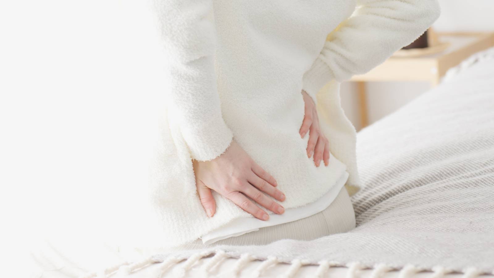  医学博士が考案【反り腰・股関節の詰まりに効く】超簡単！うつ伏せでできる「お尻蹴り」腸腰筋ストレッチ 