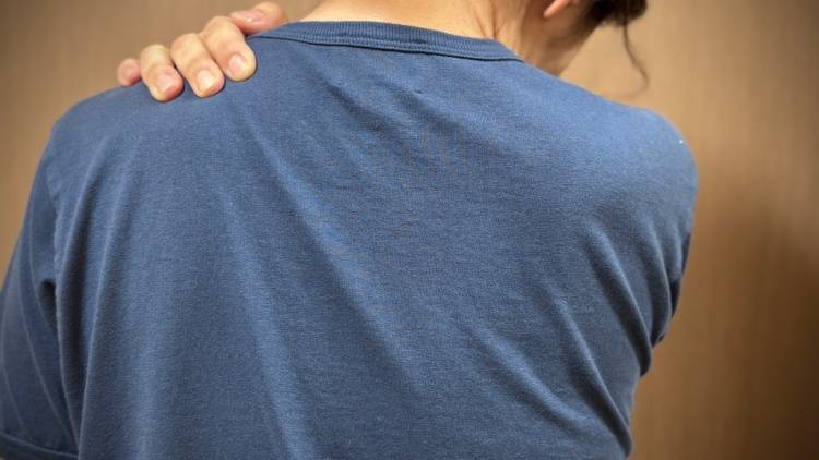 【何をしても治らないツラい肩こりに】女性の肩こりは「脇の下」を揉むべし！劇的改善ほぐし術