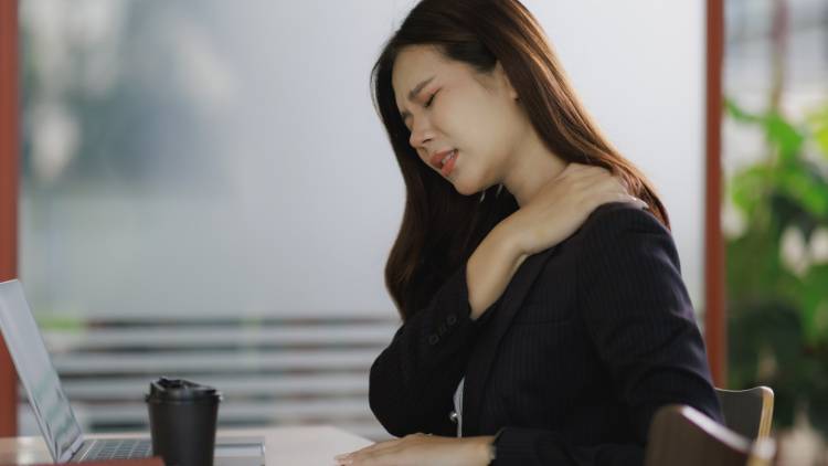 背筋を伸ばしてもすぐ猫背に戻る…そんな人は「もも裏」に注目。椅子でできるやさしい前屈ストレッチ