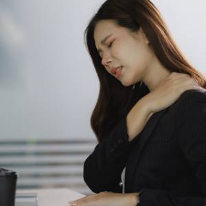 背筋を伸ばしてもすぐ猫背に戻る…そんな人は「もも裏」に注目。椅子でできるやさしい前屈ストレッチ